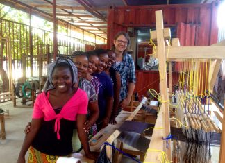 Entwicklungshelfer am Webstuhl