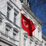 Türkische Fahne vor Konsulat_Talika Oeztuerk