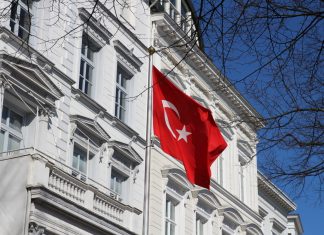 Knapp 48.000 Hamburger stimmen für Erdogans Machtzuwachs Türkische Fahne vor türkischem Konsulat, Hamburg