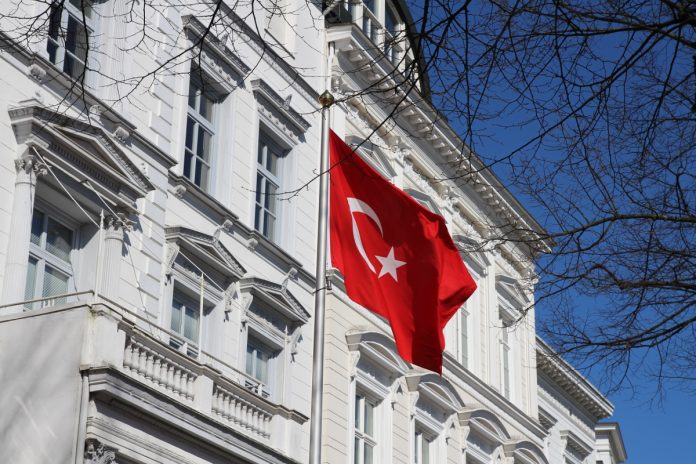 Türkische Fahne vor türkischem Konsulat, Hamburg