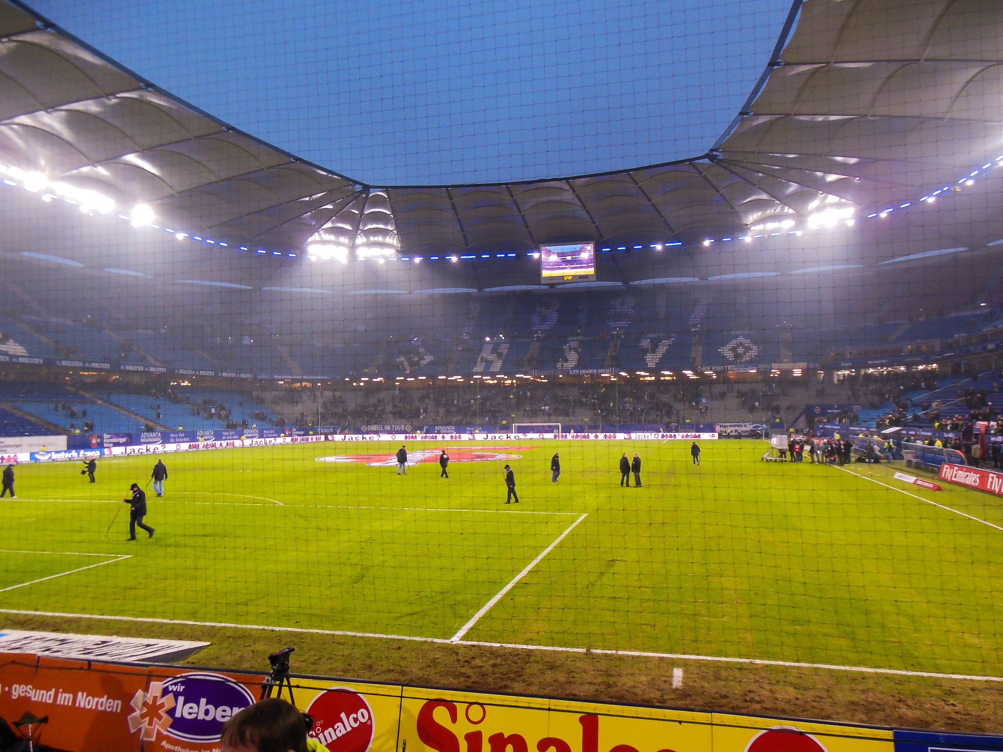 DFB ermittelt gegen HSV wegen Pyro-Vorfällen der eigenen Fans Foto: Kinolamp