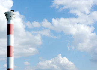 Blankenese bekommt Fähranbindung Der Leuchtturm in Blankenese vor einem blauen Himmel mit weißen Wolken.