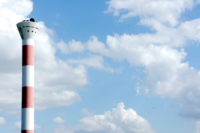Der Leuchtturm in Blankenese vor einem blauen Himmel mit weißen Wolken.