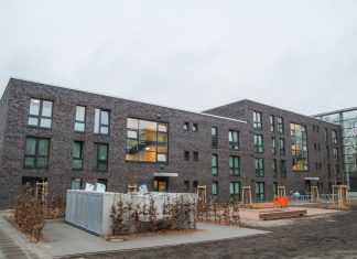 Eine Siedlung für alle Der erste Wohnkomplex der Flüchtlingsunterkunft in Bergedorf. Foto: Joachim Plingen