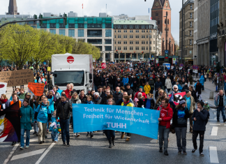 Demonstrieren gegen alternative Fakten: Der March for Science 2000 Demonstranten March for Science in Hamburg Rathausmarkt Uni