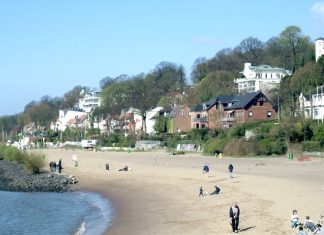 Zehn Fakten zum Radweg an der Elbe Der Elbstrand in Övelgönne. Hier soll bald ein Radweg gebaut werden.