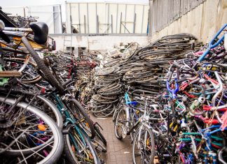 Polizei findet 1.700 gestohlene Fahrräder Zahlreiche Fahrräder stehen am 25.04.2017 in Hamburg auf einem Firmengelände.