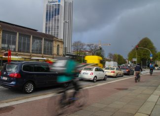 Weniger Unfälle auf Hamburgs Straßen Trotz Fahrradwegen passieren am Dammtor viel Unfälle mit Radfahrern. Foto: Julian Kornacker