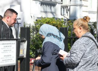 Türkei-Referendum: So stimmen Hamburger ab Wähler vor türkischem Generalkonsulat, in Hamburg