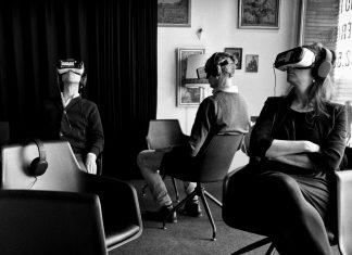 Virtual Reality: Mit der Brille direkt vor die Bühne Virtual Reality: gleicher Raum, verschiedene Realität. Foto: Guido von Nispen_flickr.com_cc-by 2.0