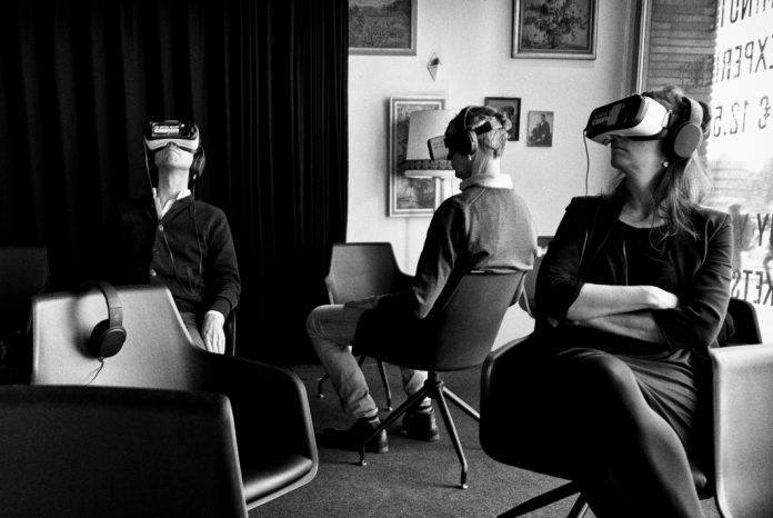 Virtual Reality: gleicher Raum, verschiedene Realität. Foto: Guido von Nispen_flickr.com_cc-by 2.0