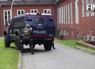 Mit Panzerwagen und Sturmgewehr