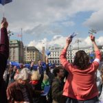 In Hamburg gehen die Senioren auf die Straße Die Demonstranten bei Pulse of Europe auf dem Rathausmarkt. Foto: Talika Oeztuerk