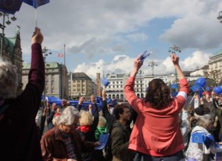 In Hamburg gehen die Senioren auf die Straße Die Demonstranten bei Pulse of Europe auf dem Rathausmarkt. Foto: Talika Oeztuerk