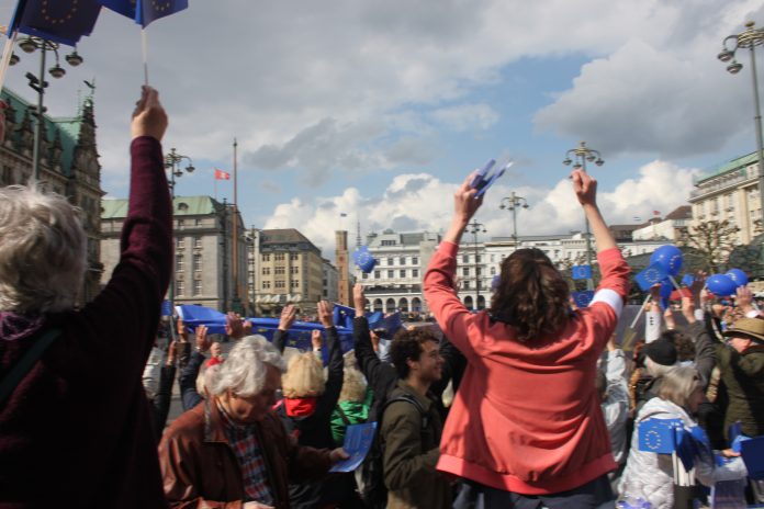 Die Demonstranten bei Pulse of Europe auf dem Rathausmarkt. Foto: Talika Oeztuerk
