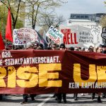 Demonstrations-Streit zieht vor Gericht Demonstranten laufen hinter einem Anti-G20-Transparent.