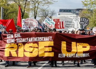 Demonstrations-Streit zieht vor Gericht Demonstranten laufen hinter einem Anti-G20-Transparent.