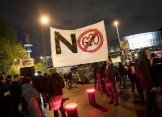 G20-Gegner wenden sich an Hamburger Bevölkerung G20-Gegner beim Demonstrieren in Hamburg.