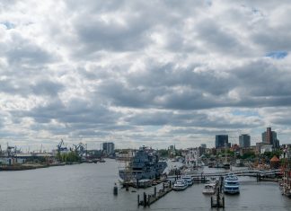 Gutachter blendeten Zehntausende Diesel aus Wolken ziehen in Hamburg über den Hafen. Um die Stickoxid-Belastung zu verringern, muss der Luftreinhalteplan angepasst werden.