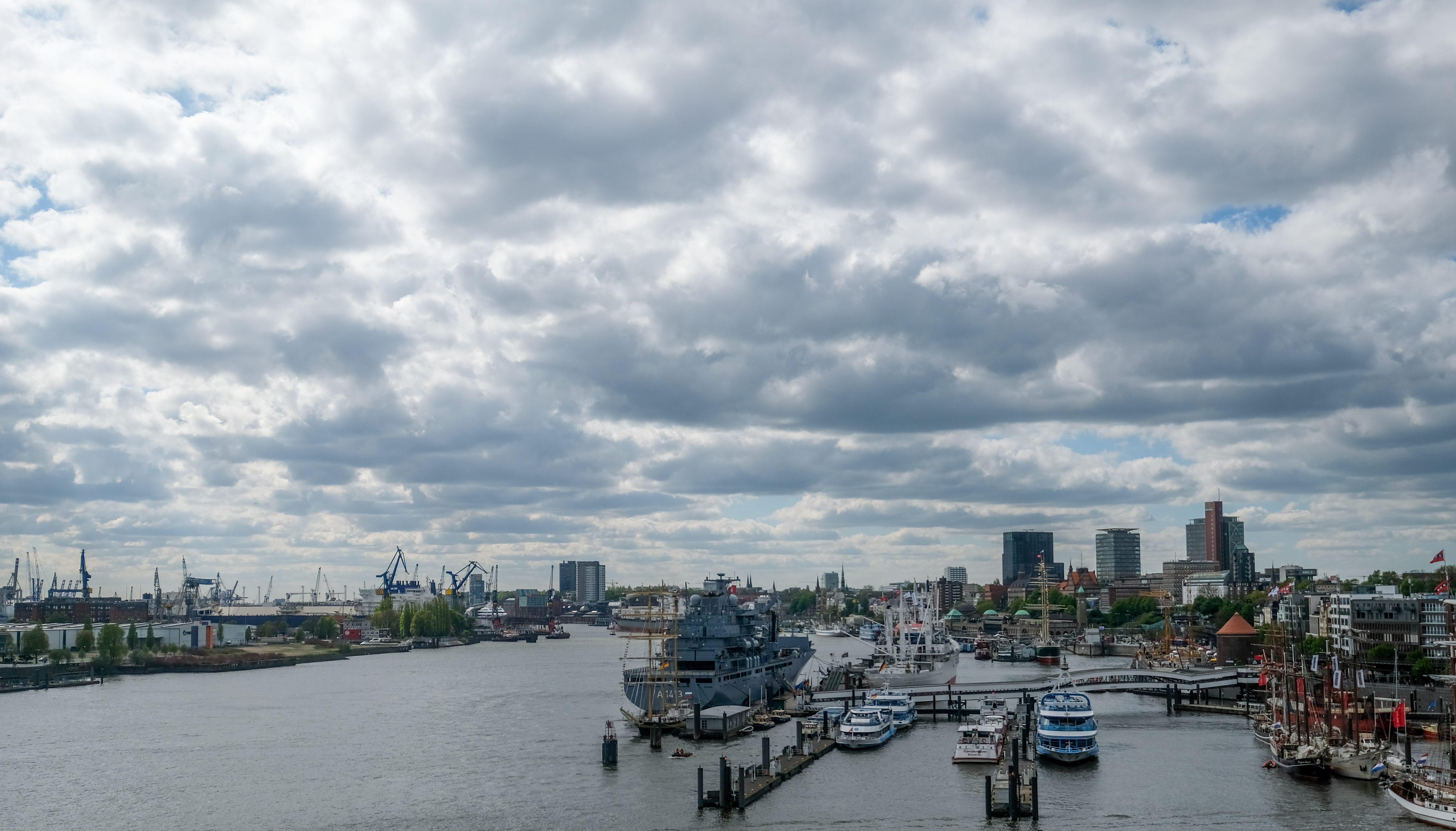 Wolken ziehen in Hamburg über den Hafen. Um die Stickoxid-Belastung zu verringern, muss der Luftreinhalteplan angepasst werden.