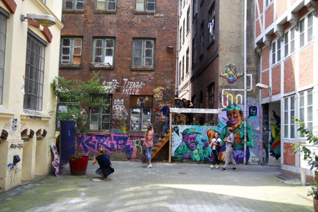 Die Foto-Tour startete im Gängeviertel. Foto: Lesley-Ann Jahn