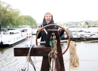 Kreative erobern die Wasserflächen Anni auf dem Kulturfloß Schaluppe