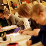 Bessere Unterstützung für behinderte Schüler Lehrerin, Schülerin, Inklusionsklasse