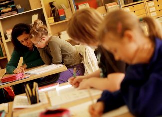 Bessere Unterstützung für behinderte Schüler Lehrerin, Schülerin, Inklusionsklasse