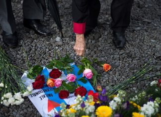 Internationale Gedenkveranstaltung in Neuengamme Überlebende KZ Neuengamme Blumen