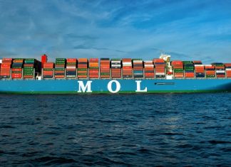 Größter Container-Frachter der Welt läuft Hamburg an Containerschiff "MOL Triumph"
