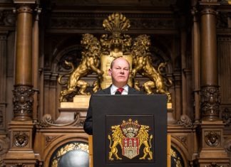 Bürgermeister Scholz eröffnet Weltkongress im Rathaus Bürgermeister Olaf Scholz im Rathaus. Foto: Christophe Gateau/DPA
