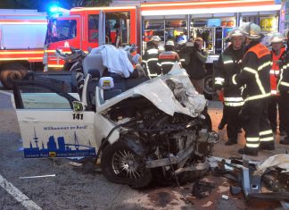 Toter bei Autounfall am Ballindamm Feuerwehr Ballindamm Unfall Taxis