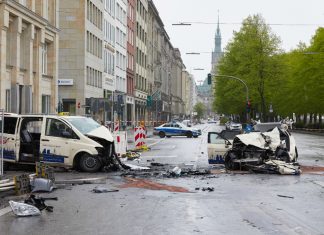 Unfallfahrer erstmals wegen Mordes angeklagt Wracks Taxis Unfall Ballindamm