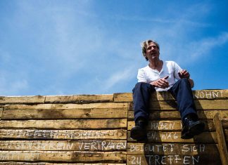 Zu Gast beim Mann im Haus Christoph Finger als der Mann im Haus. Performance The time between us beim Theater der Welt Festival