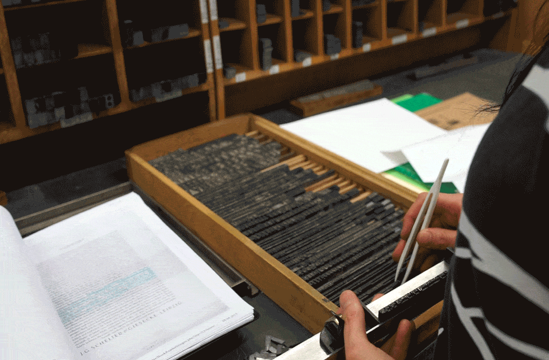 Buchstaben aus der Schublade im Bleisatz/Buchdruck Labor. GIF: Harriet Dohmeyer
