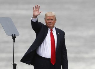 Trump hat jetzt doch ein Zimmer in Hamburg US Präsident Donald Trump wird während des G20-Gipfels doch in Hamburg wohnen. Foto: John Minchillo/AP/dpa
