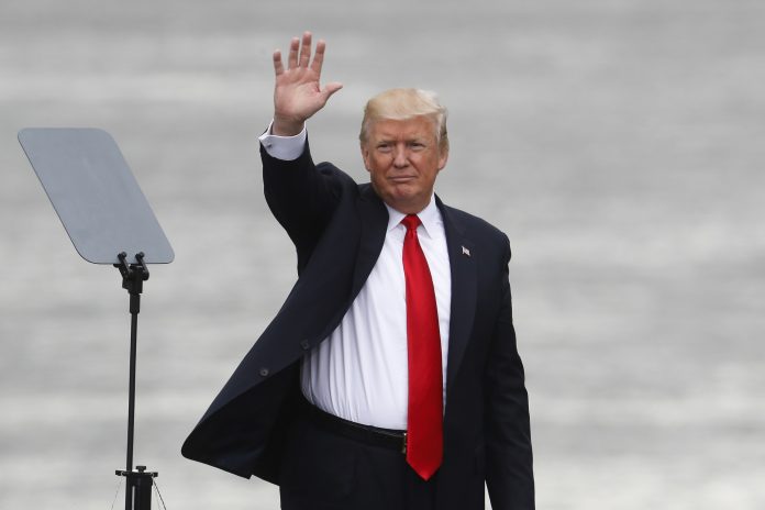 US Präsident Donald Trump wird während des G20-Gipfels doch in Hamburg wohnen. Foto: John Minchillo/AP/dpa