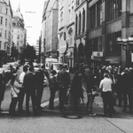 Mit Klappstühlchen auf Ticketjagd Schlange Vorverkaufskarten Elbphilharmonie