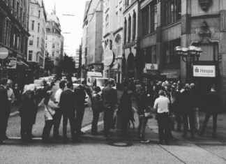 Mit Klappstühlchen auf Ticketjagd Schlange Vorverkaufskarten Elbphilharmonie