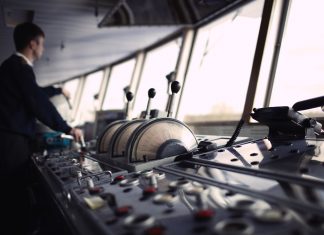 Deutsche Seefahrer sitzen an Land fest Offizier auf einer Schiffsbrücke.
