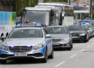 Unbekannte sabotieren Privatautos von Hamburger Polizisten Nicht nur Einsatzwagen, sondern auch Privatautos von Hamburger Polizisten sind mittlerweile Ziel von Anschlägen. Foto: Bodo Marks/ dpa
