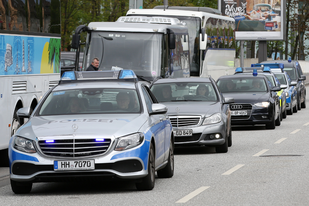 Nicht nur Einsatzwagen, sondern auch Privatautos von Hamburger Polizisten sind mittlerweile Ziel von Anschlägen. Foto: Bodo Marks/ dpa