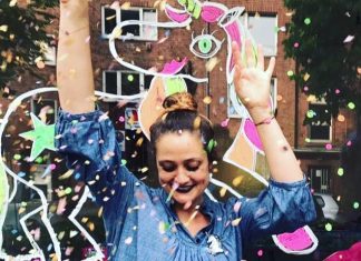 Räppli: Mit Konfetti durch das Leben Verena Felder im Konfettiregen vor dem Räppli.