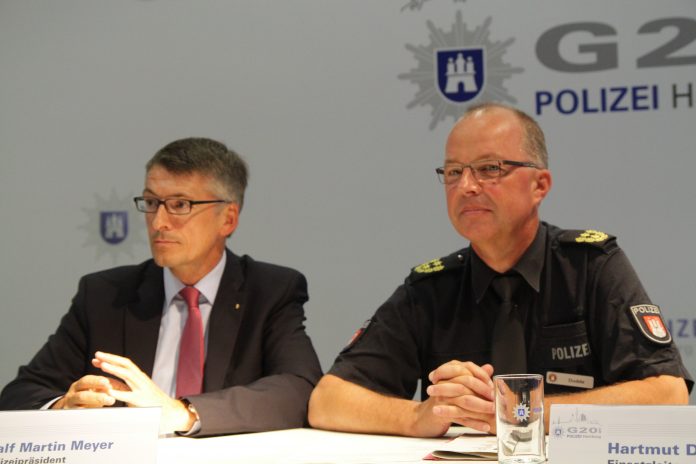 Polizeipräsident Ralf Martin Meyer und Einsatzleiter Hartmut Dudde. Foto: Catalina Langer