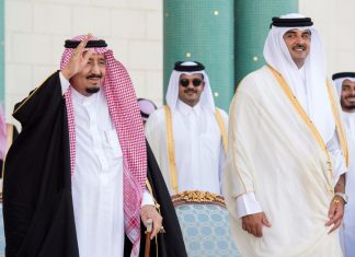 Saudis buchen komplettes Hotel “Vier Jahreszeiten” König Salman ibn Abd al-Aziz Al Saud, so der volle Name des Königs von Saudi- Arabien, winkt. Saudis buchen Hotel Vier Jahreszeiten komplett