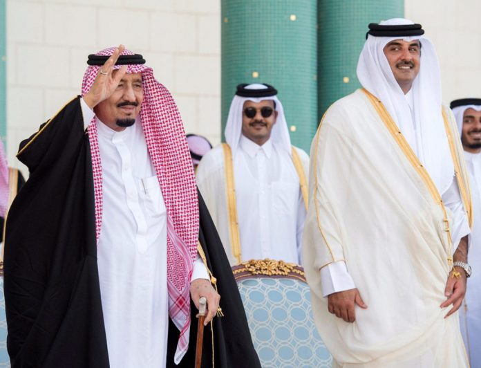 König Salman ibn Abd al-Aziz Al Saud, so der volle Name des Königs von Saudi- Arabien, winkt. Saudis buchen Hotel Vier Jahreszeiten komplett