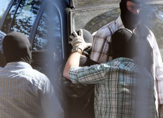 Mutmaßliche IS-Mitglieder vor Gericht Archivbild: Einer der Angeklagten wird beim Bundesgerichtshof in Karlsruhe dem Ermittlungsrichter vorgeführt.