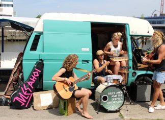 Die HafenCity wird zum Surf- und Skate-Hotspot Jules Ahoi & The Deepsea Orchestra. Foto: Lesley-Ann Jahn