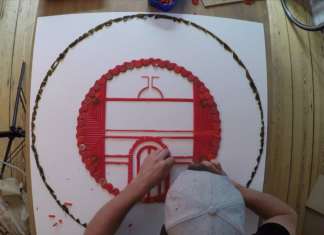 Sönke Rosenkranz macht Cash aus Trash Soenke Rosenkranz bei der Arbeit am St. Pauli Logo für die Millerntor Gallery.