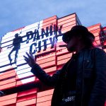 Udo Lindenbergs „Panik City“ für den Kiez Rockstar Udo Lindenberg vor dem Klubhaus St. Pauli am Spielbudenplatz. Lindenberg will an der Hamburger Reeperbahn eine «Panik City» errichten. Foto: Christian Charisius/dpa